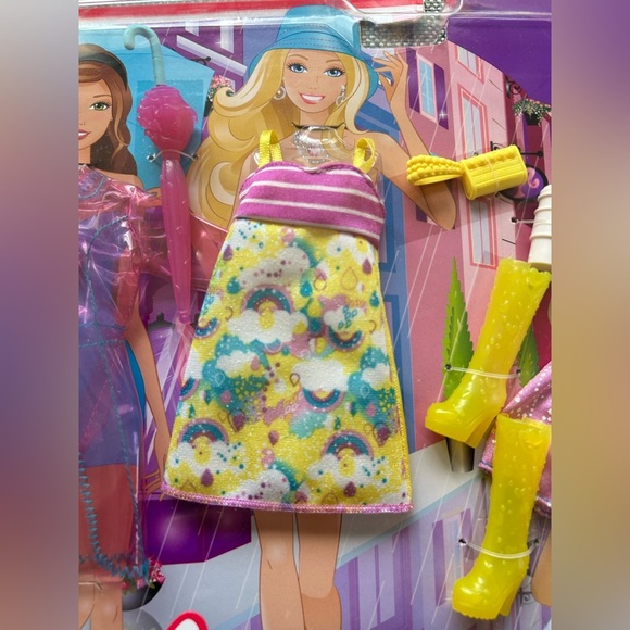 Barbie Fashionistas 3 Pack of clothes featuring outfits for a rainy day 2011 - Picture 4 of 9